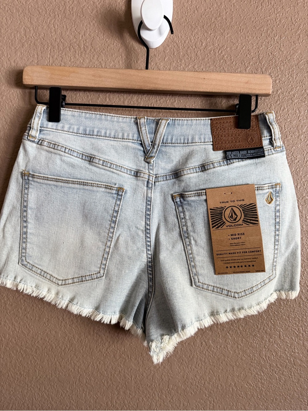Volcom Light Blue Frayed Hem Mid Rise Denim Shorts Size 26 NWT - Picture 5 of 9
